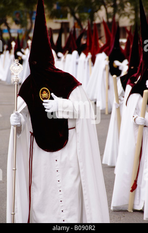 Pénitents vêtus de robes de pénitence, Nazareno, semaine sainte procession, Semana Santa, Séville, Andalousie, Espagne Banque D'Images