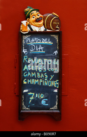 Écrit Menu sur le tableau affiché sur le mur extérieur d'un bar de Séville, Andalousie, Espagne Banque D'Images