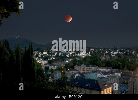 Éclipse de lune au-dessus de la ville, de l'Allemagne, Bade-Wurtemberg, Baden-Baden Banque D'Images