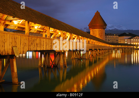 Kapellbruecke, pont de la chapelle et la Tour Wasserturm au crépuscule, Lucerne, Suisse Banque D'Images