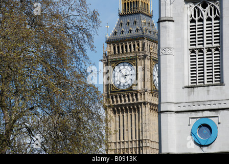 Big Ben vu entre les arbres et l'église St Margaret clock tower London England Banque D'Images