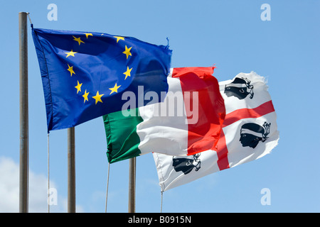 L'Union européenne, drapeaux italiens et sardes, Cala Gonone, Sardaigne, Italie Banque D'Images