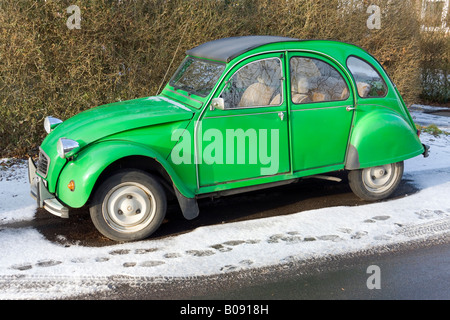 CV2 Citroen vert en hiver Banque D'Images