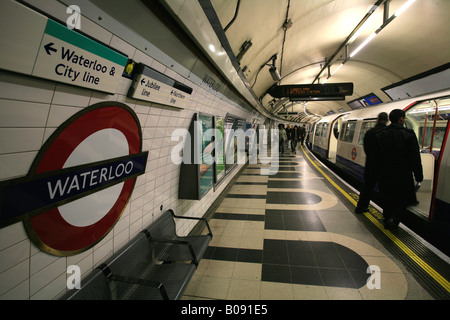 À l'intérieur de la station de métro Waterloo, panneaux indiquant le chemin de la ville de Waterloo et de lignes, London, England, UK Banque D'Images