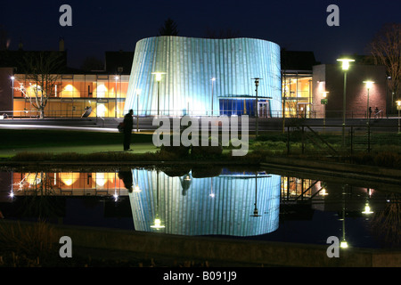 La nouvelle école de musique reflétée sur la surface d'un étang la nuit à Fellbach, Stuttgart, Bade-Wurtemberg, Allemagne Banque D'Images