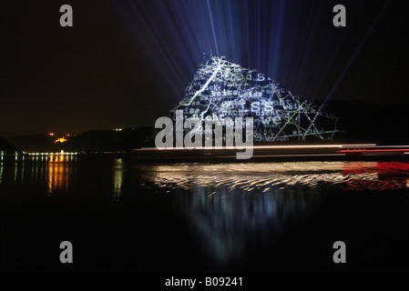 Lumière, installation artistique "Ich Weiss Nicht a été soll es' par artiste Ingo Bracke, pièce dans le Festival International de Lig Banque D'Images