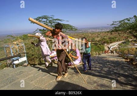 L'Inde Gujerat Palitana mesures pour Shetrunjaya Jain temple perché femme complexes menées Dooli chaise Banque D'Images