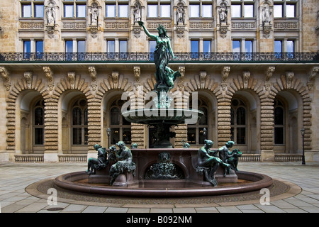 Fontaine dans la cour intérieure de l'hôtel de ville de Hambourg, Hambourg, Allemagne Banque D'Images