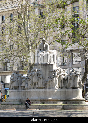 BUDAPEST, HONGRIE. Statue de Mihaly Vorosmarty sur Vorosmarty ter dans le quartier Belvaros de la ville, sur le côté Pest. Banque D'Images