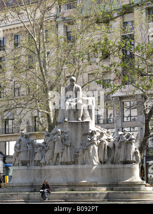 BUDAPEST, HONGRIE. Statue de Mihaly Vorosmarty sur Vorosmarty ter dans le quartier Belvaros de la ville, sur le côté Pest. Banque D'Images