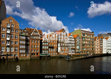 Entrepôts historiques le long du front de mer Nikolaifleet dans le centre historique de Hambourg, Allemagne Banque D'Images