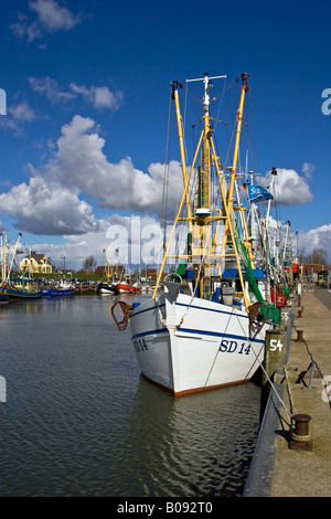 Coupeuses de pêche dans le port de la mer du Nord station balnéaire de Buesum, Dithmarschen, Schleswig-Holstein, Allemagne, Wattenmeer Banque D'Images