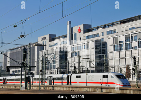 ICE 2 train à grande vitesse en face des bureaux administratifs du Bade-Wurtemberg et banques Sparkasse, Stuttgart, Baden-Wuerttembe Banque D'Images