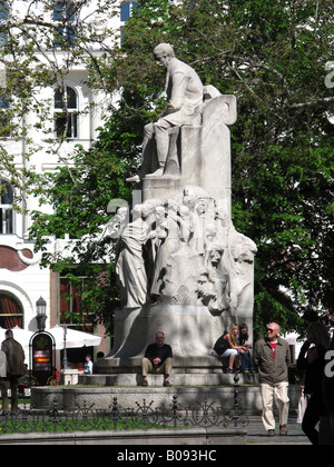 BUDAPEST, HONGRIE. Statue de Mihaly Vorosmarty sur Vorosmarty ter dans quartier Belvaros sur le côté Pest de la ville. Banque D'Images