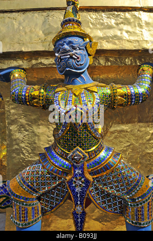 Chedi doré en face de Panthéon de Wat Phra Kaeo, grand palace, Bangkok, Thaïlande Banque D'Images