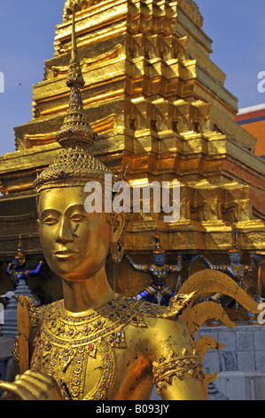 Kinnara ou Kinnorn, un caractère d'oiseaux mythologiques dans Wat Phra Kaeo, grand palace, Bangkok, Thaïlande auch Kinnorn Banque D'Images