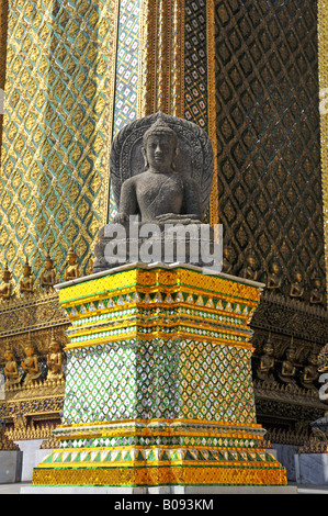 Statue de Bouddha, Phra Mondhop (bibliothèque) dans la région de Wat Phra Kaeo, grand palace, Bangkok, Thaïlande Banque D'Images