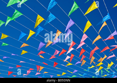 Drapeaux colorés contre un ciel bleu, fiesta, Altea la Vella, Alicante, Costa Blanca, Espagne Banque D'Images