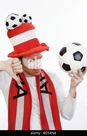 Fan de football autrichien déçu rend le pouce Banque D'Images