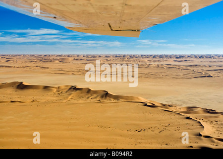 Vue aérienne, Cessna monomoteur vol au dessus des dunes de sable du désert du Namib, Namibie, Afrique Banque D'Images