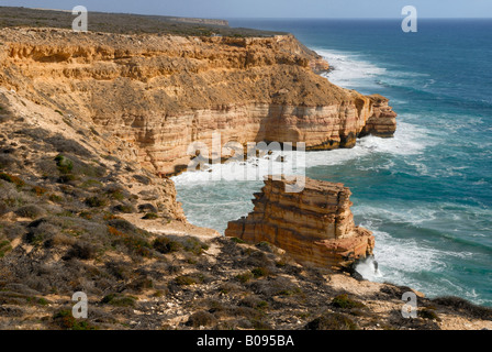 Falaises le long d'une côte rocheuse, l'Île Rock, le Parc National de Kalbarri, Western Australia, Australia Banque D'Images