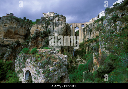 Arco arabe arabe (ARCH) et Puente Nuevo (Pont Neuf), Ronda, La province de Málaga, Andalousie, Espagne Banque D'Images