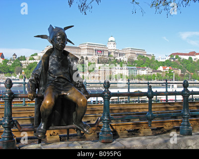 BUDAPEST, HONGRIE. Laszlo Marton's sculpture de la petite princesse sur le remblai du Danube par ter Vigado. Banque D'Images