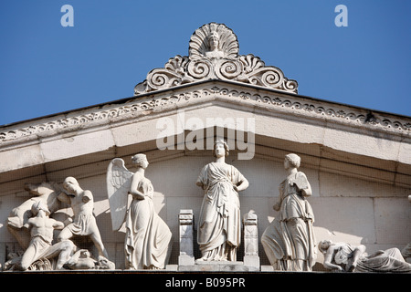 Détail montrant des statues sur la façade occidentale de l'Propylaea, Propylea ou à Propylaia Koenigsplatz Square, Munich, Bavaria, G Banque D'Images