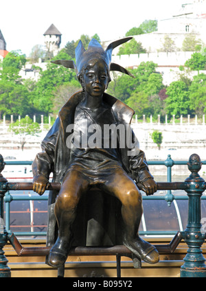 BUDAPEST, HONGRIE. Laszlo Marton's sculpture de la petite princesse sur le remblai du Danube par ter Vigado. Banque D'Images