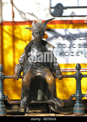 BUDAPEST, HONGRIE. Laszlo Marton's sculpture de la petite princesse sur le remblai du Danube par ter Vigado. Le Tram derrière. Banque D'Images