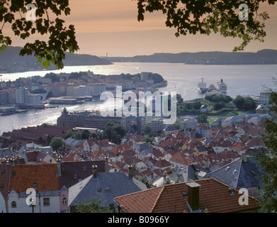 La vue au sud-ouest au-dessus des toits et le port de dessous Fløyen, Bergen, Hordaland, Norvège. Banque D'Images