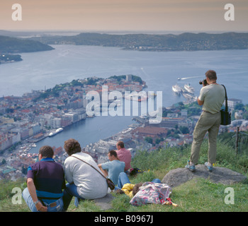 La vue vers le sud ouest sur Bergen de Fløyen, Hordaland, Norvège. Banque D'Images