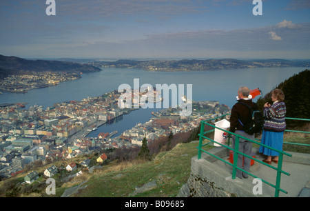 La vue au sud-ouest de Fløyen sur Bergen, Hordaland, Norvège. Banque D'Images