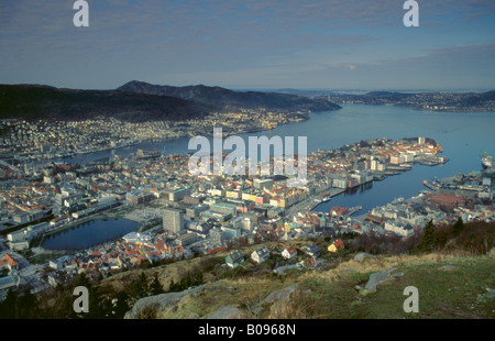 La vue au sud-ouest de Fløyen sur Bergen, Hordaland, Norvège. Banque D'Images