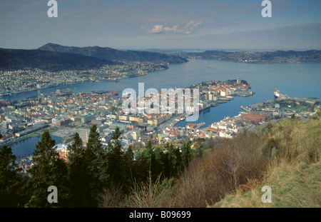 La vue au sud-ouest de Fløyen sur Bergen, Hordaland, Norvège. Banque D'Images