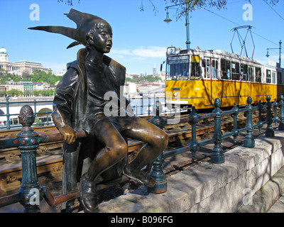 BUDAPEST, HONGRIE. Laszlo Marton's sculpture de la petite princesse sur le remblai du Danube par ter Vigado. Banque D'Images