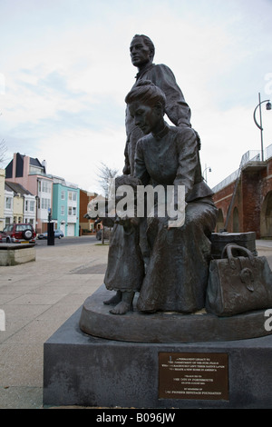 Un monument de bronze à la 19e siècle qui se sont installés en Amérique latine convertit. Portsmouth, Angleterre. Banque D'Images