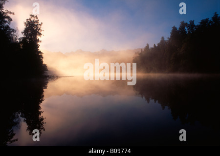 Mist rising du lac Matheson, île du Sud, Nouvelle-Zélande Banque D'Images