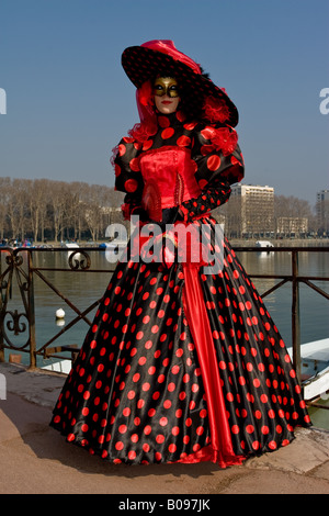 Portrait d'une dame Ventian masqués par le lac d'Annecy, France Banque D'Images