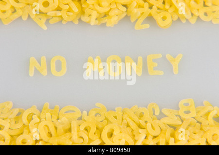 'Pas d'argent" écrit en lettre de nouilles, de pâtes alphabet Banque D'Images