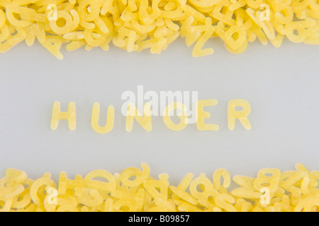 'La faim' énoncés dans les lettres de nouilles, de pâtes alphabet Banque D'Images