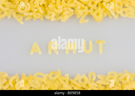 'Armut" (pauvreté) écrit en lettres de nouilles, de pâtes alphabet Banque D'Images