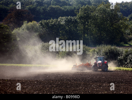 Un tracteur dans les champs Cowlinge près de Haverhill, Suffolk Banque D'Images