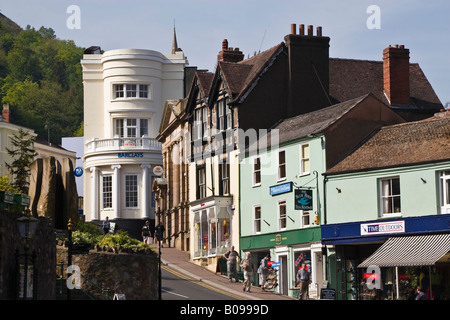 Boutiques dans la rue de l'Église, Great Malvern, Worcestershire, Angleterre. Banque D'Images