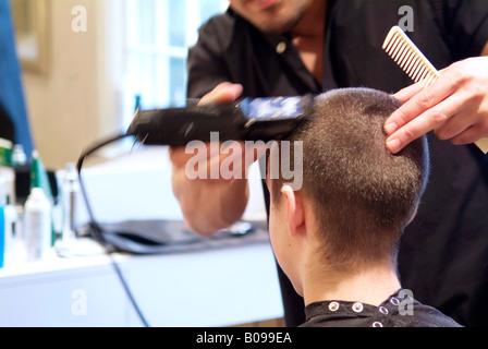 Boy Getting coupe de cheveux rasoir Banque D'Images