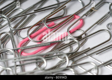 Stock photo d'un tas d'argent avec un trombone trombones Rose permanent du reste Banque D'Images