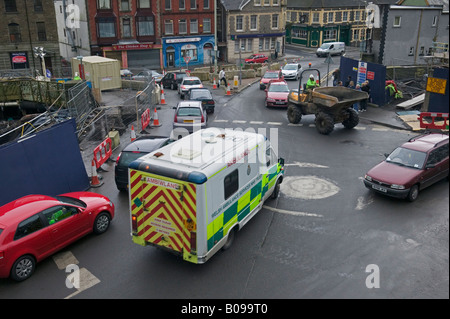 Appel d'urgence en ambulance retardée par la congestion causée par projet de construction visant à atténuer le problème. Banque D'Images