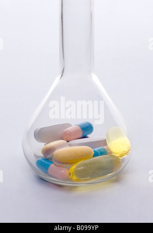 Divers équipements médicaux comprimés et capsules Banque D'Images