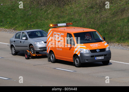 RAC VW Volkswagen break business van & conducteur côté & vue avant logo de la marque remorquage gris décomposé voiture conduisant le long de la route d'autoroute m25 Angleterre Royaume-Uni Banque D'Images