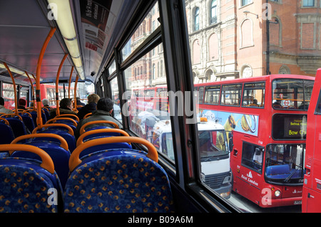 Vue arrière les personnes en bus à l'intérieur de la terrasse supérieure de transport pour Londres tfl rouge transport public de passagers double étage autobus vue hors de la fenêtre Angleterre Royaume-Uni Banque D'Images